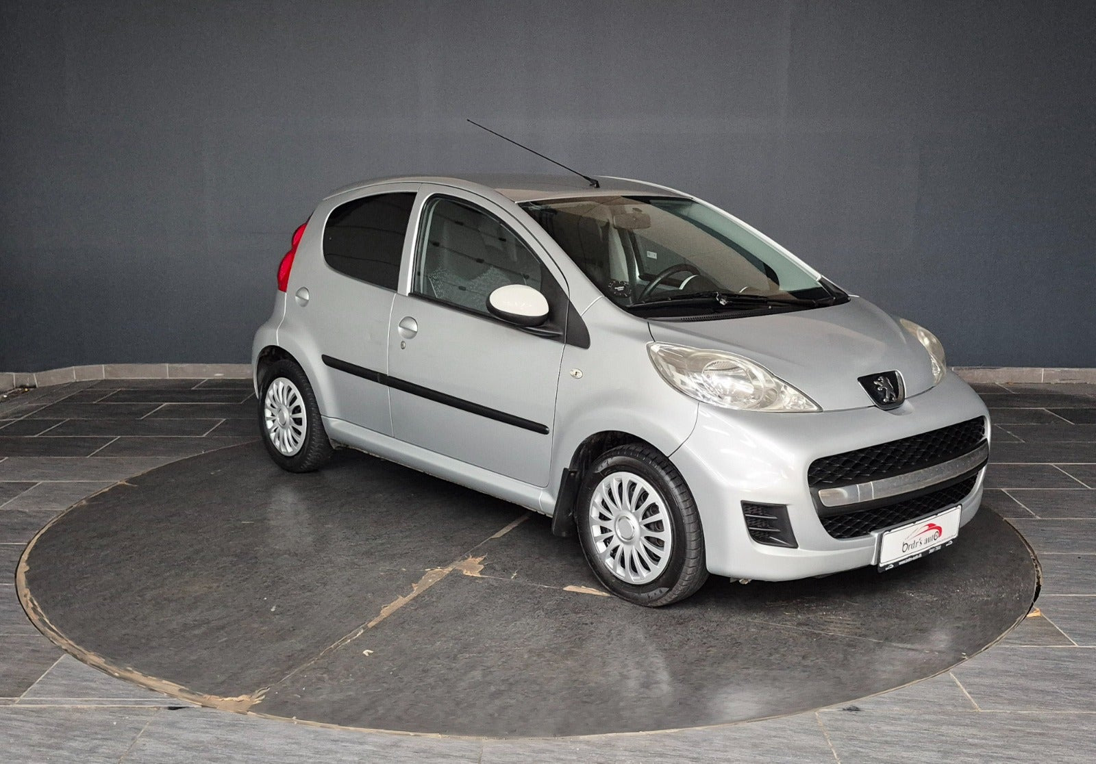 Sølv Peugeot 107 fra 2011