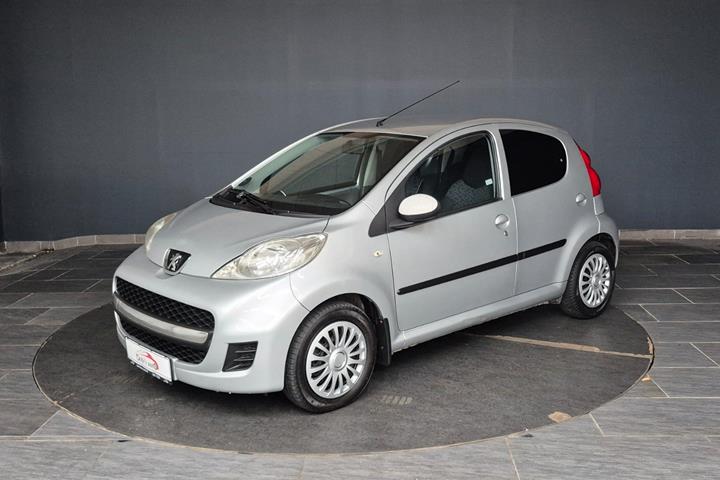 Sølv Peugeot 107 fra 2011