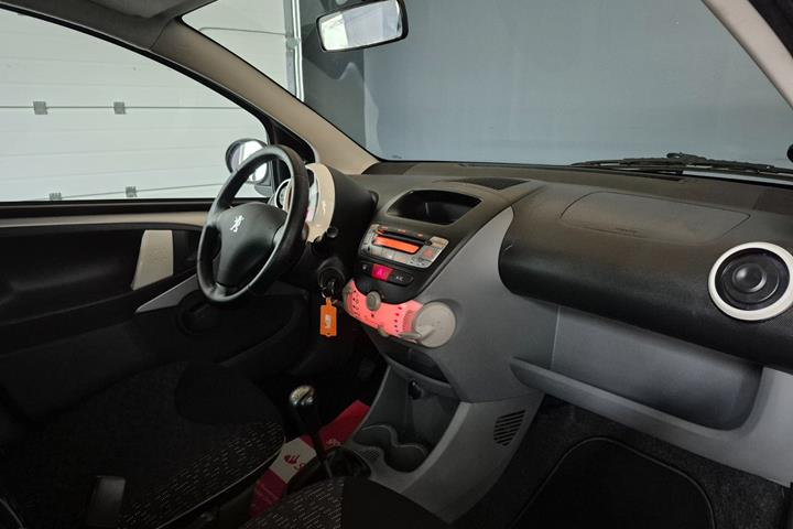 Sølv Peugeot 107 fra 2011