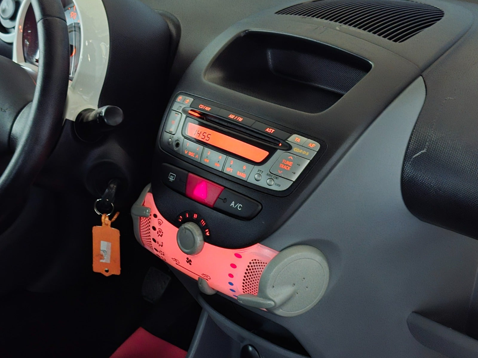 Sølv Peugeot 107 fra 2011