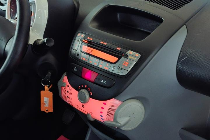 Sølv Peugeot 107 fra 2011