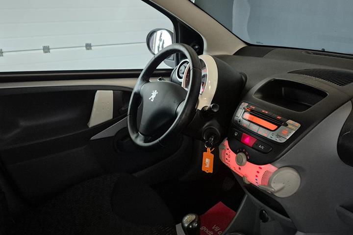 Sølv Peugeot 107 fra 2011