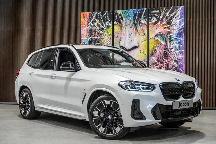Hvid BMW iX3 fra 2023 set udefra