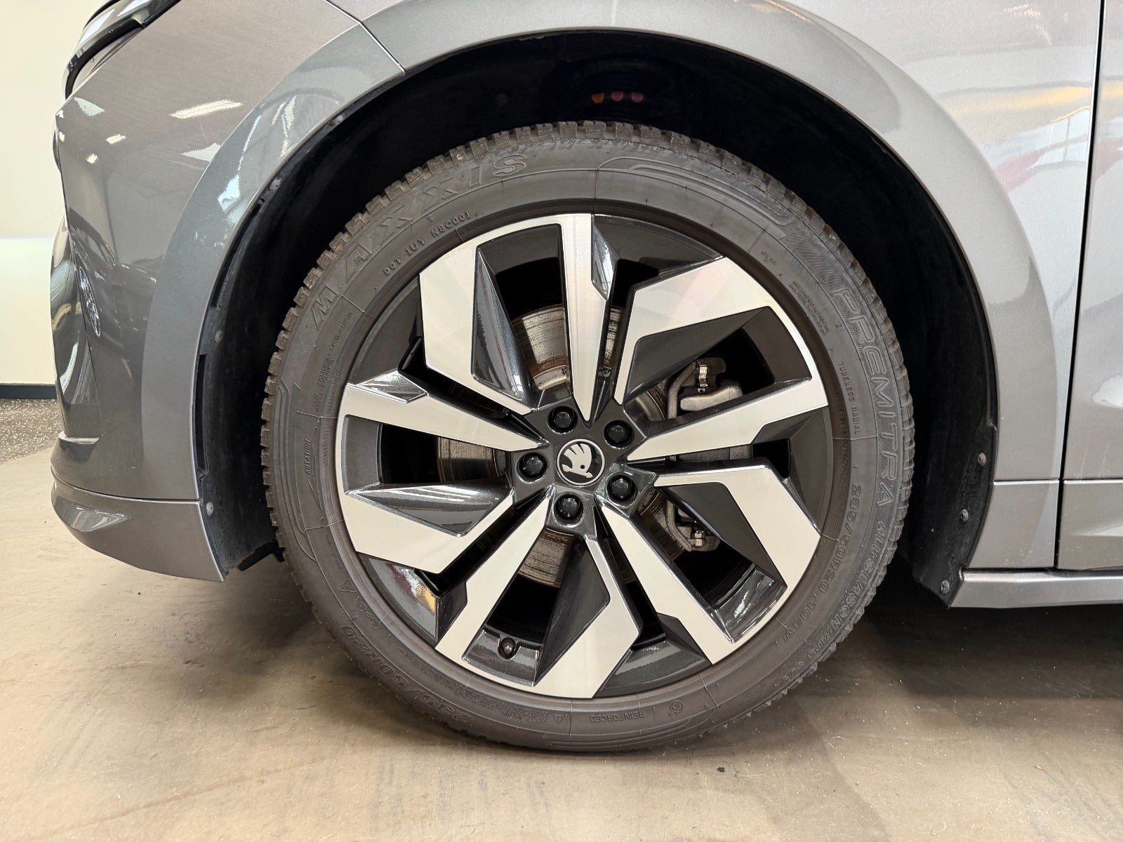 Grå Skoda Enyaq fra 2025