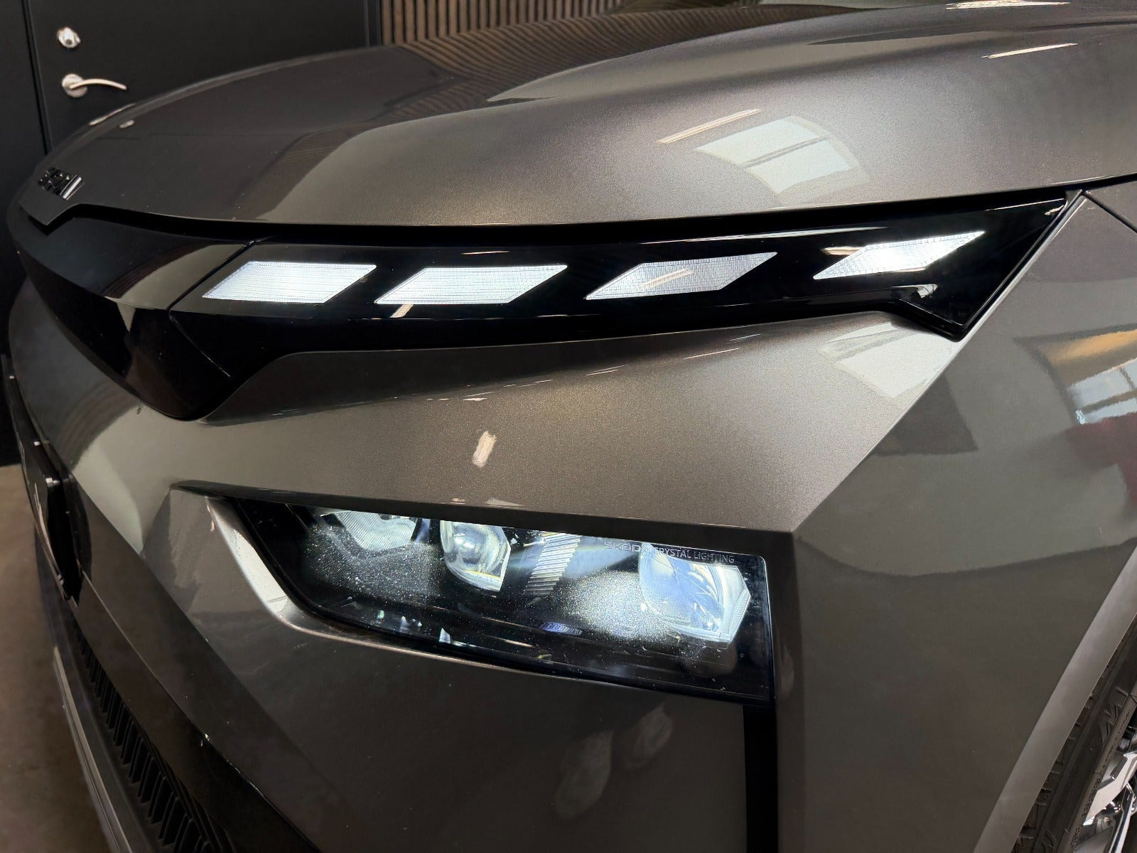 Grå Skoda Enyaq fra 2025