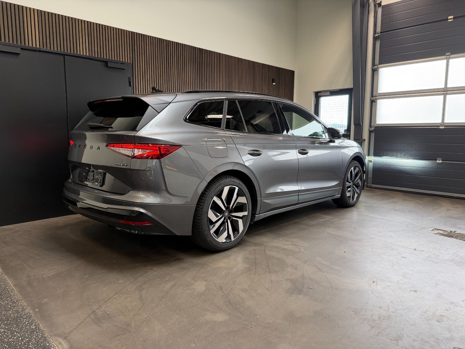 Grå Skoda Enyaq fra 2025