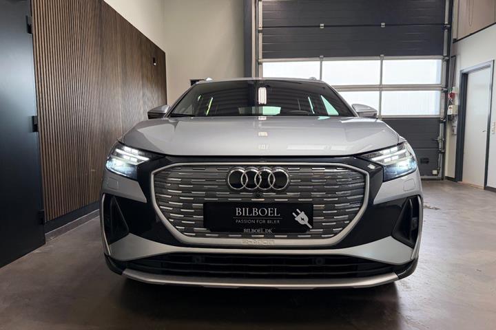 Sølv Audi Q4 e-tron fra 2025