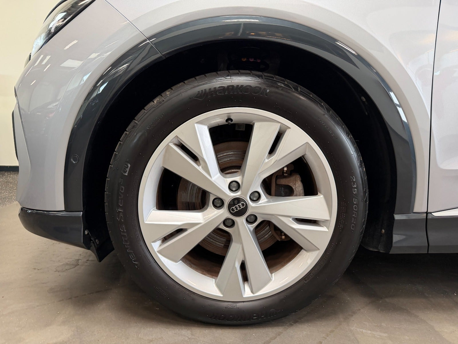Sølv Audi Q4 e-tron fra 2025