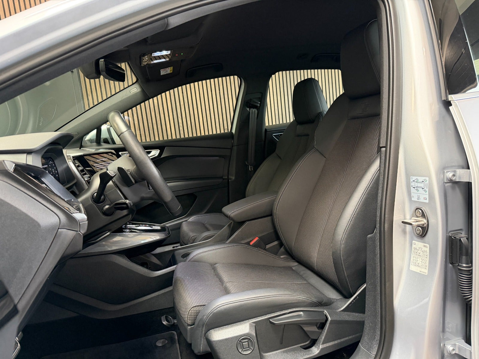 Sølv Audi Q4 e-tron fra 2025