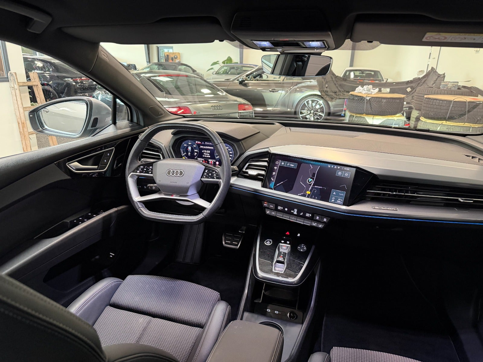 Sølv Audi Q4 e-tron fra 2025