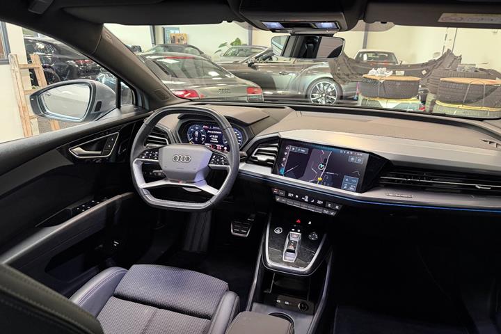 Sølv Audi Q4 e-tron fra 2025