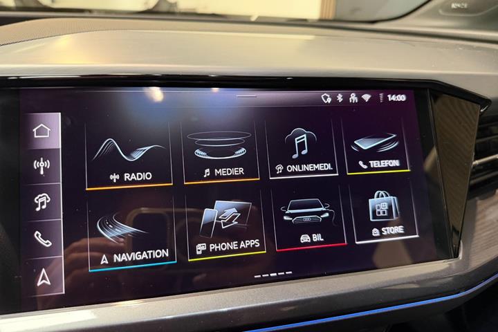 Sølv Audi Q4 e-tron fra 2025