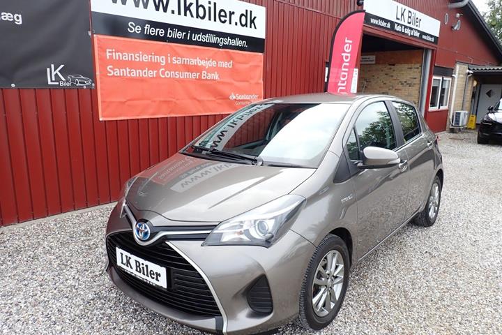 Grå Toyota Yaris fra 2015 set udefra
