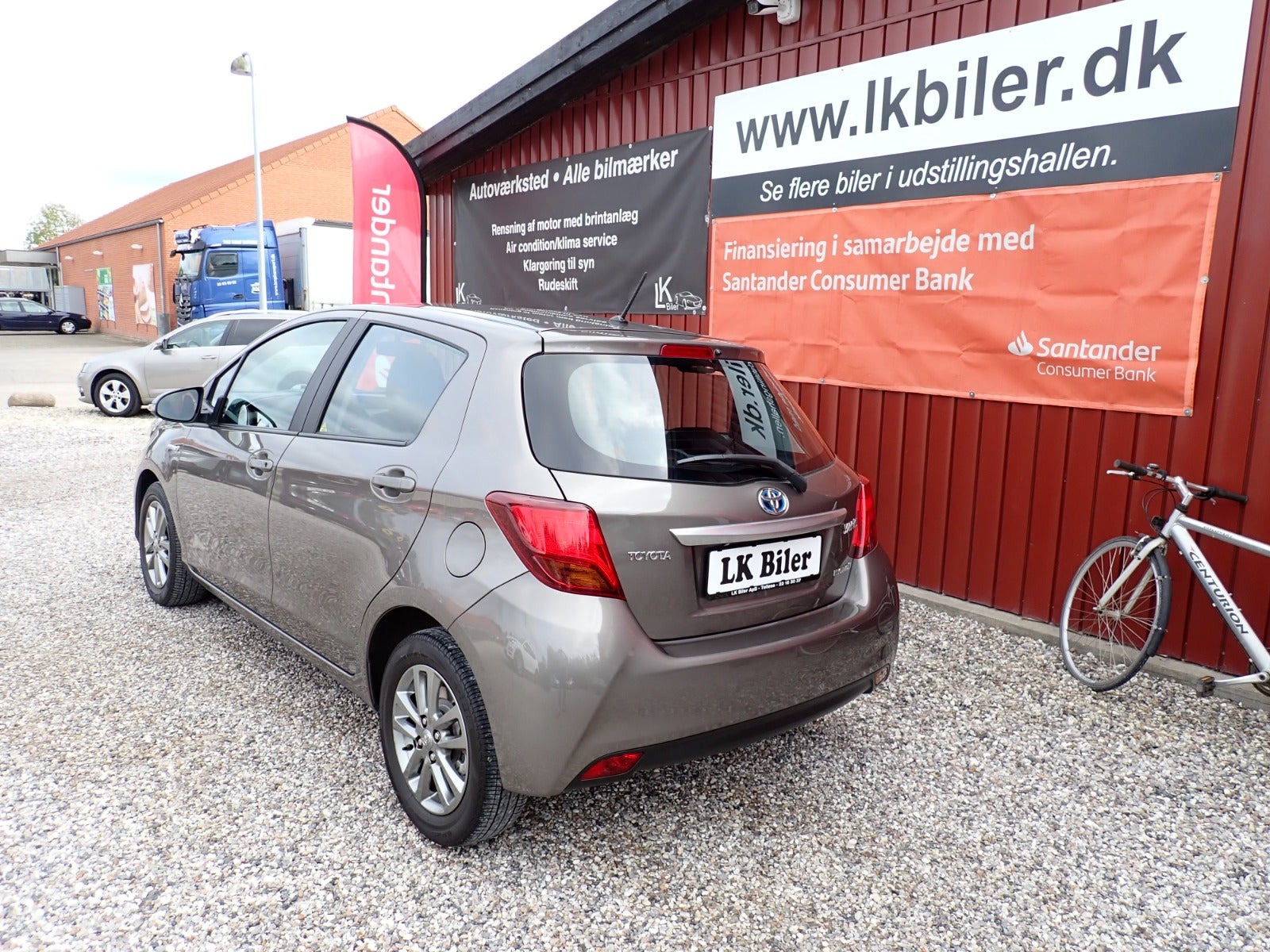 Grå Toyota Yaris fra 2015