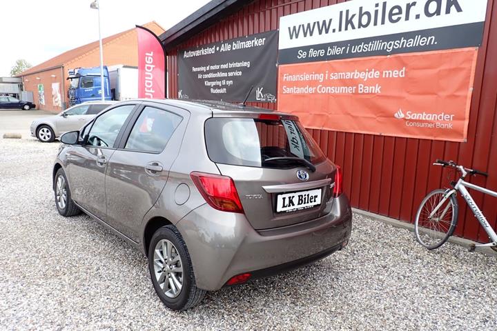 Grå Toyota Yaris fra 2015