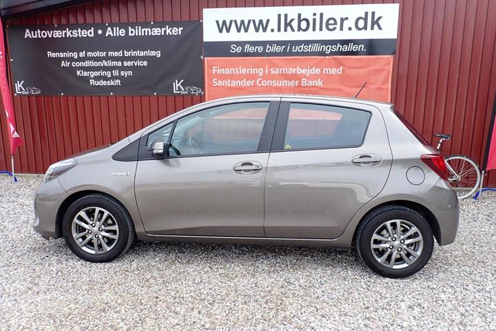 Grå Toyota Yaris fra 2015