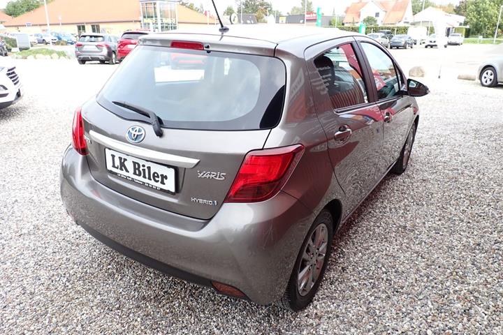 Grå Toyota Yaris fra 2015