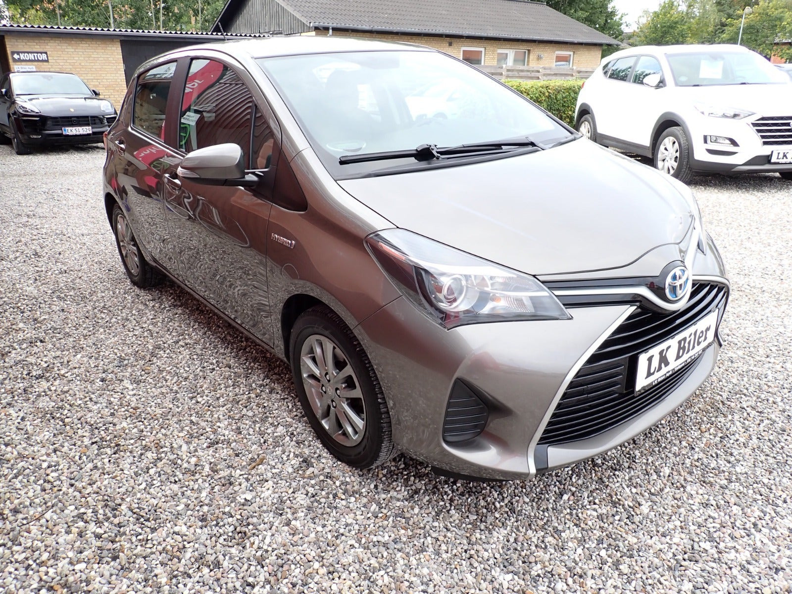 Grå Toyota Yaris fra 2015