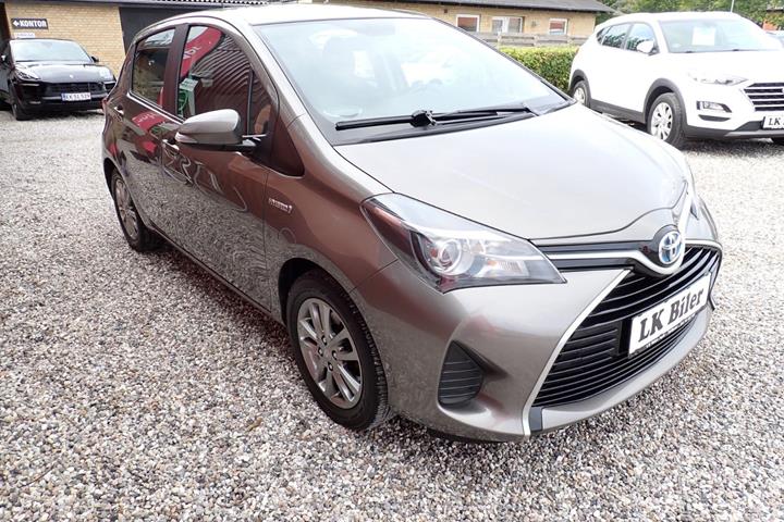 Grå Toyota Yaris fra 2015