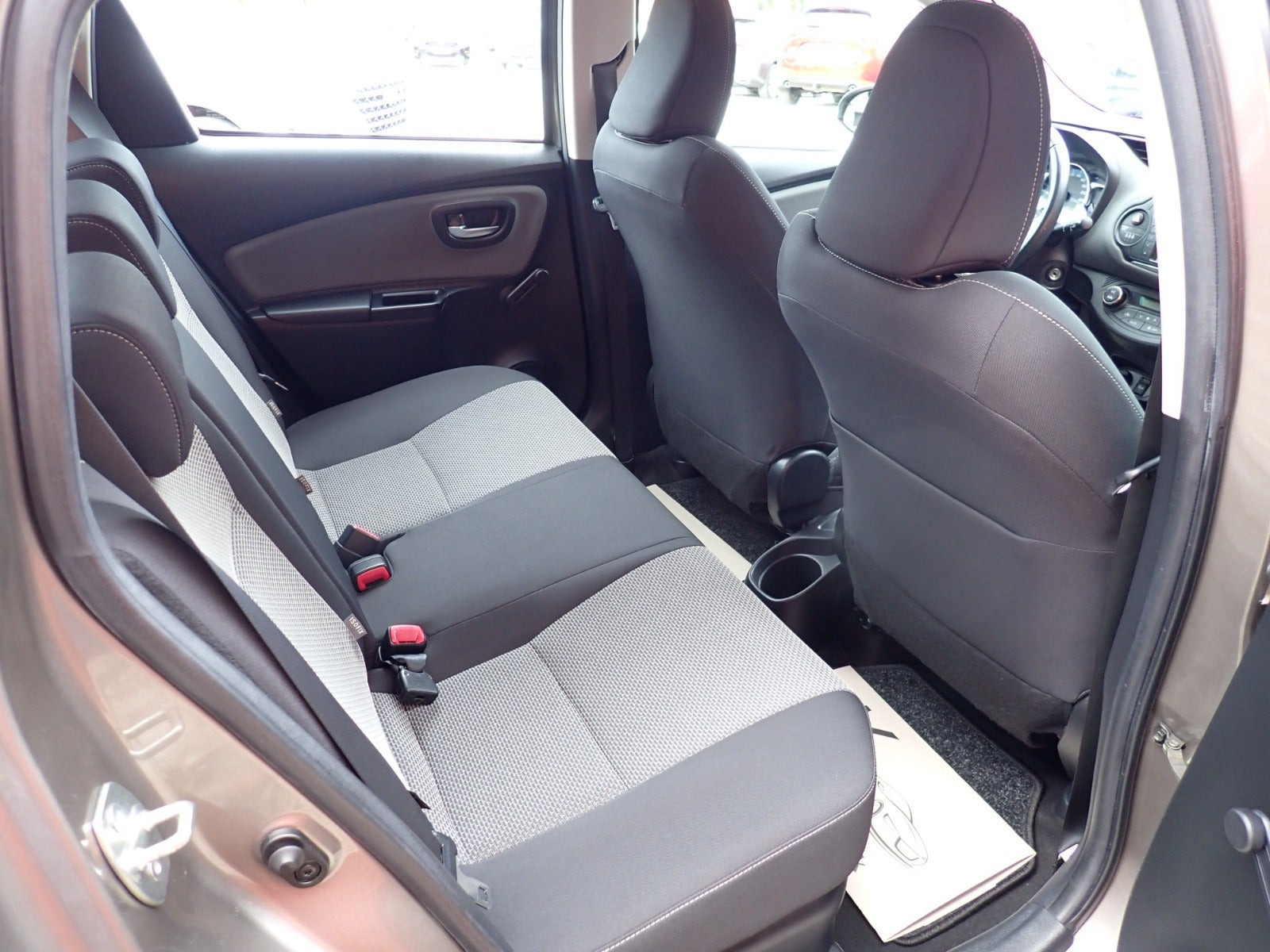 Grå Toyota Yaris fra 2015