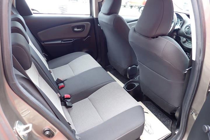 Grå Toyota Yaris fra 2015
