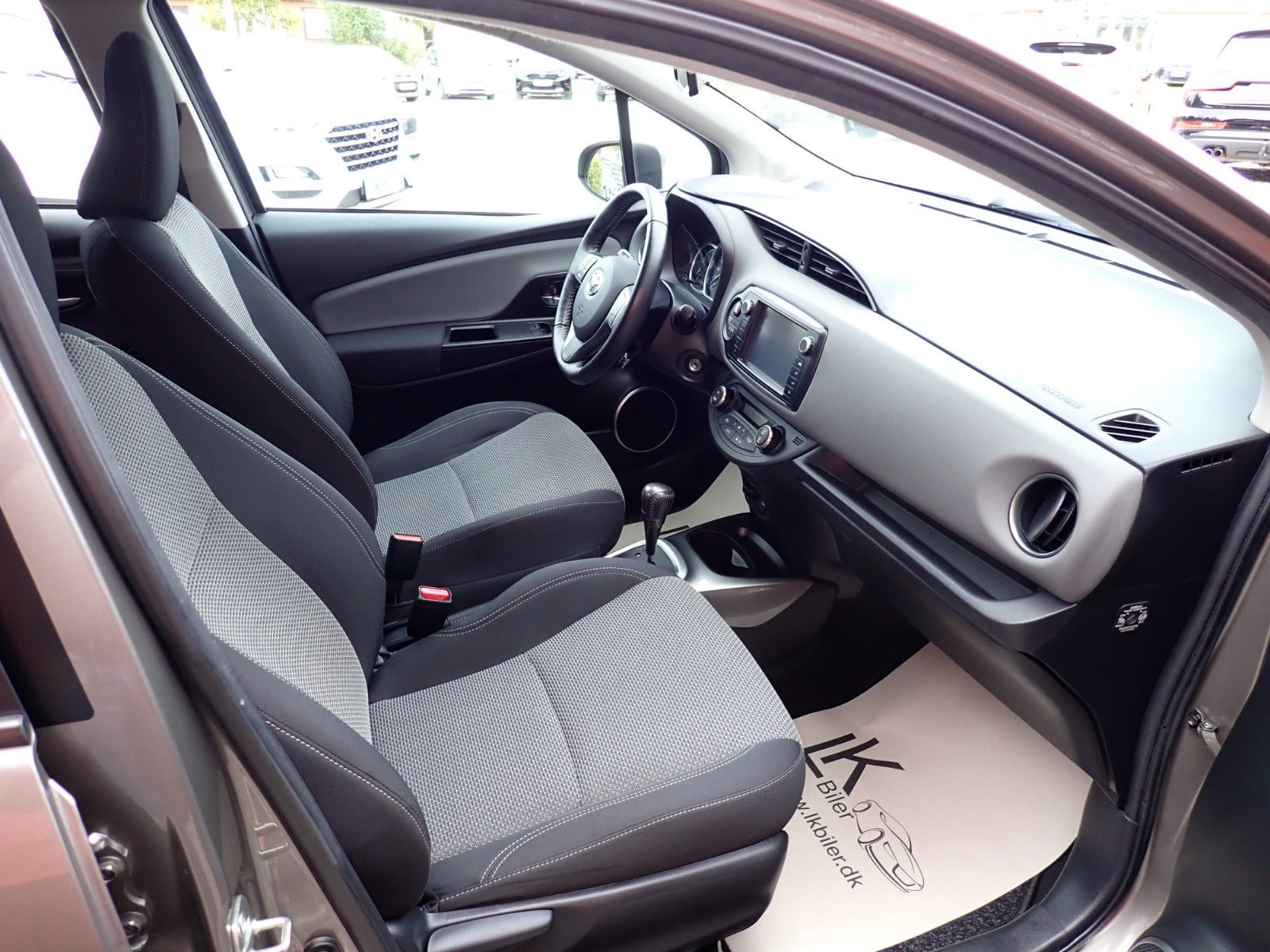 Grå Toyota Yaris fra 2015