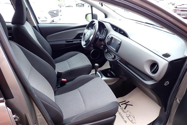 Grå Toyota Yaris fra 2015