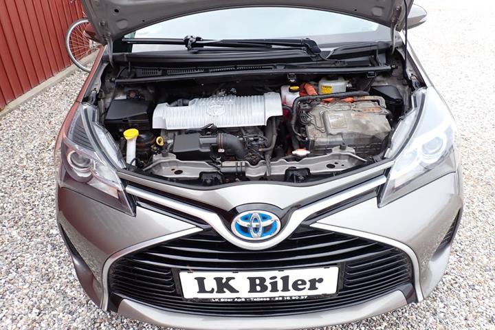 Grå Toyota Yaris fra 2015