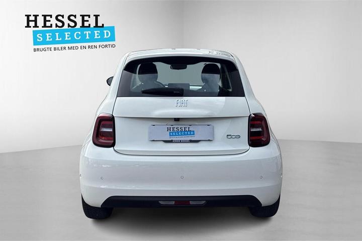 Hvid Fiat 500e fra 2024