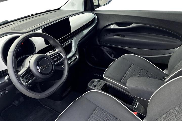 Hvid Fiat 500e fra 2024