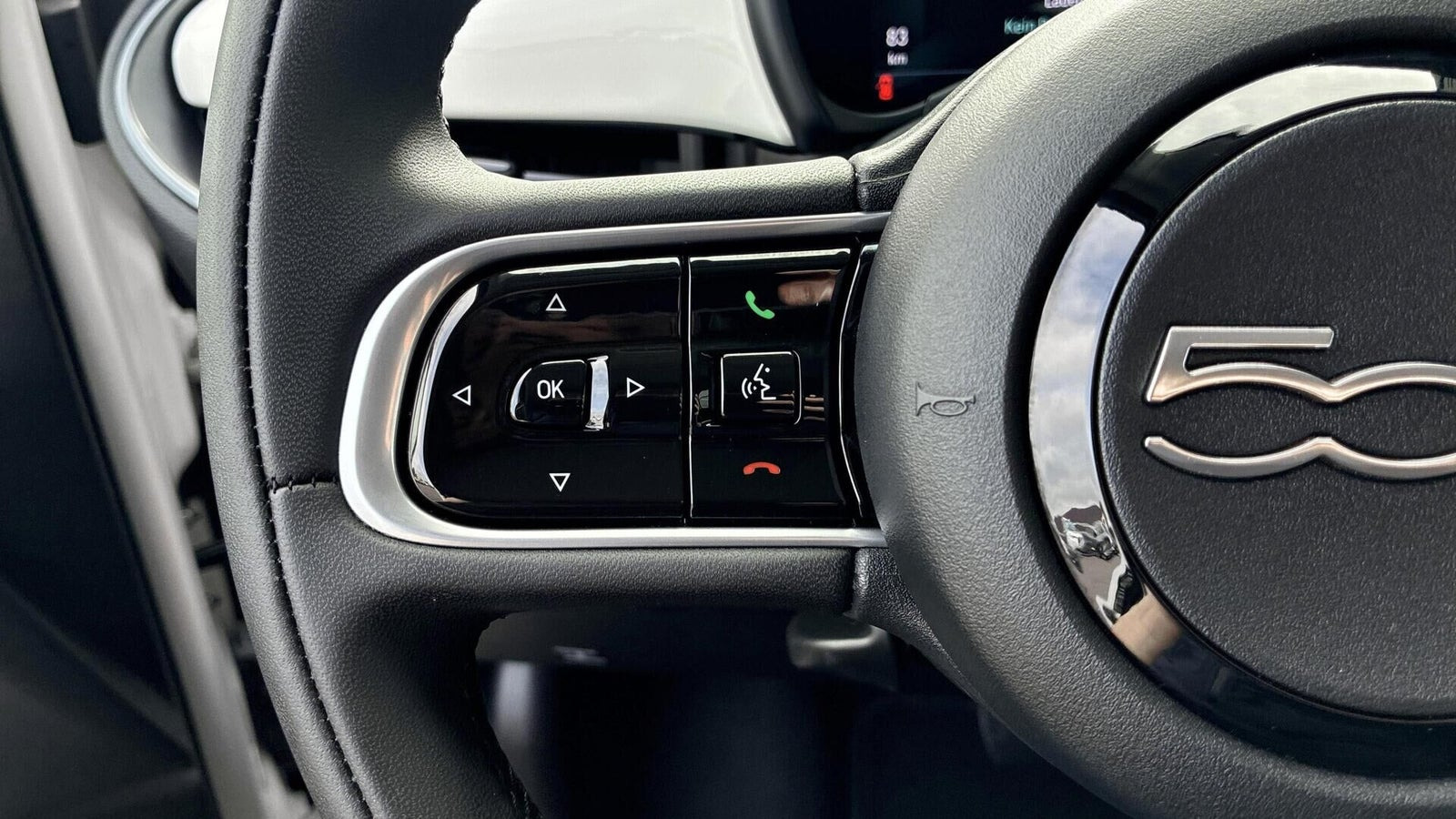 Hvid Fiat 500e fra 2024
