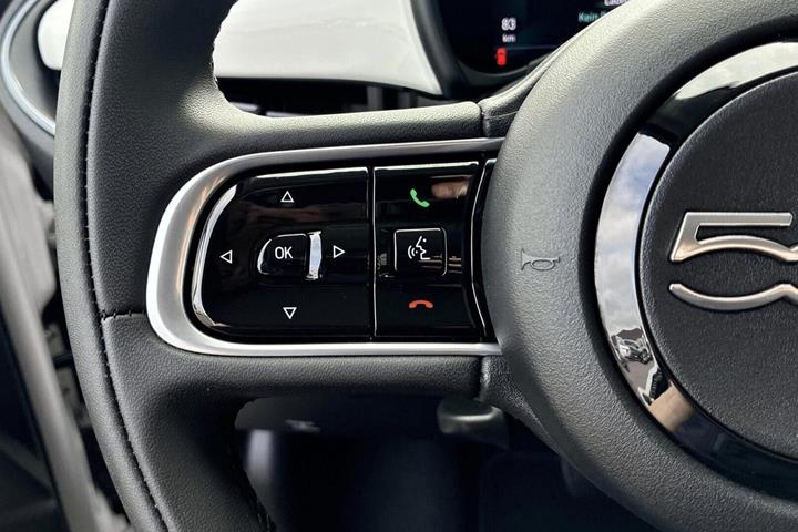 Hvid Fiat 500e fra 2024