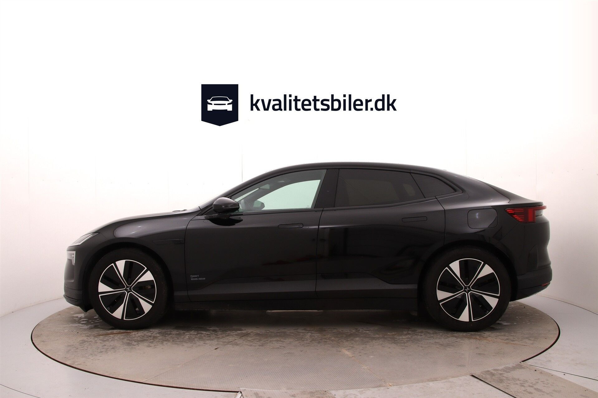 Sort Polestar 4 fra 2025
