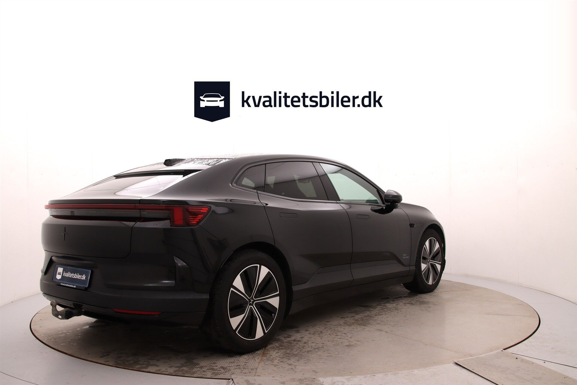 Sort Polestar 4 fra 2025