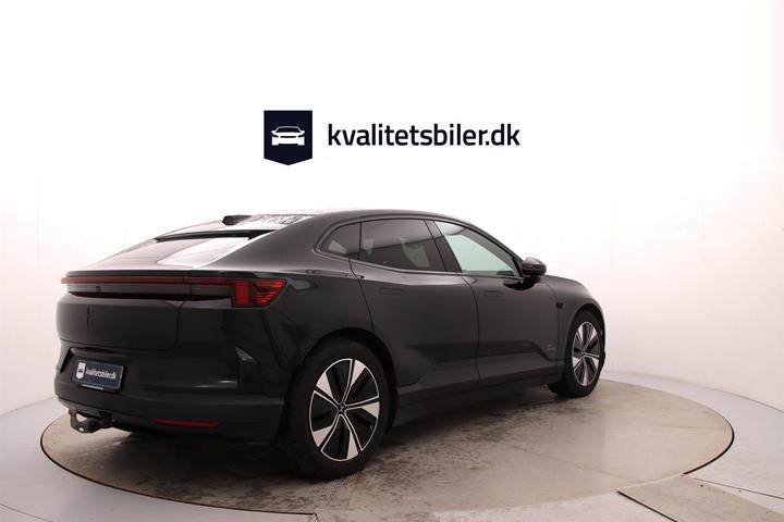 Sort Polestar 4 fra 2025