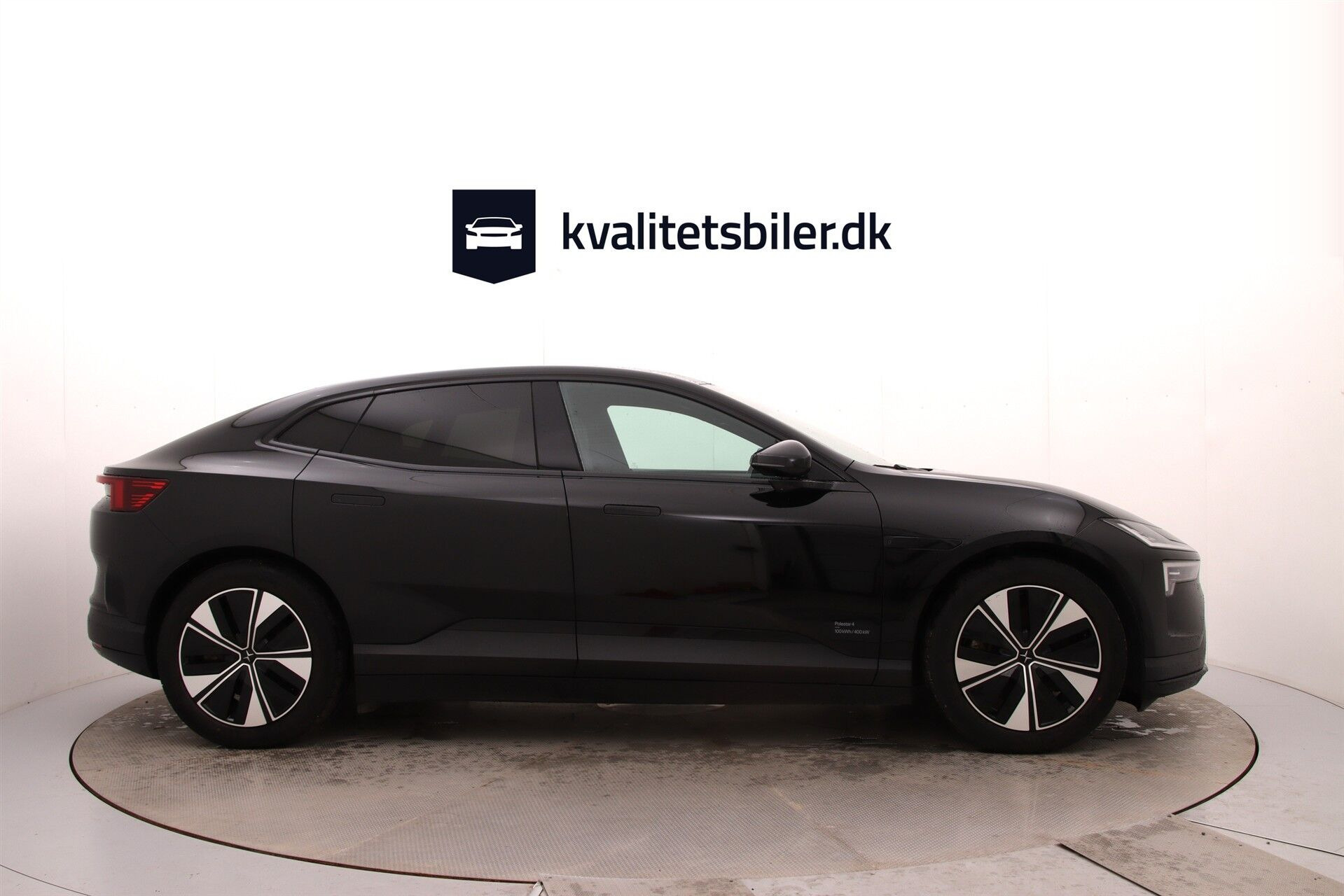 Sort Polestar 4 fra 2025