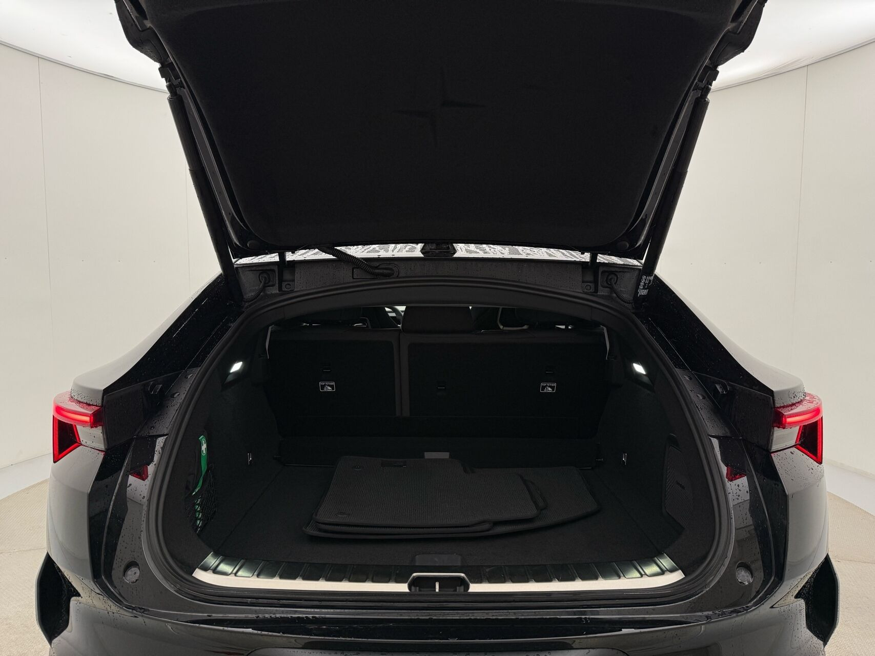 Sort Polestar 4 fra 2025