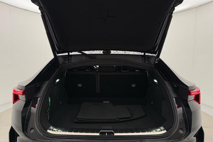 Sort Polestar 4 fra 2025