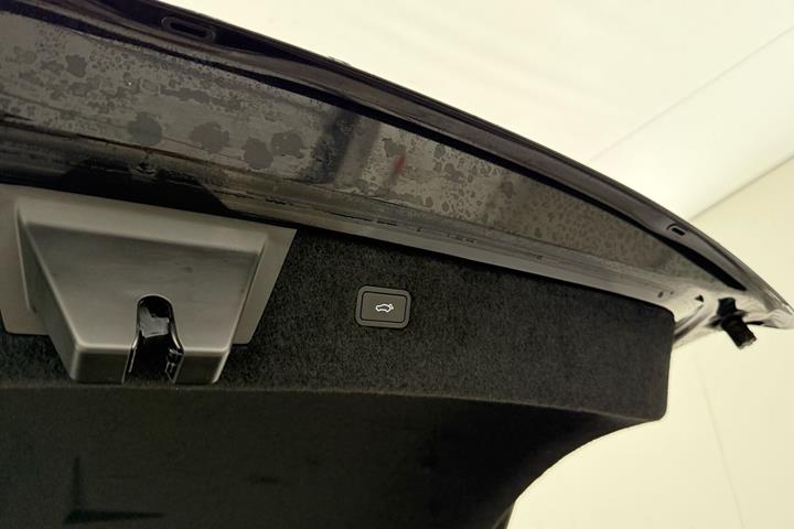 Sort Polestar 4 fra 2025