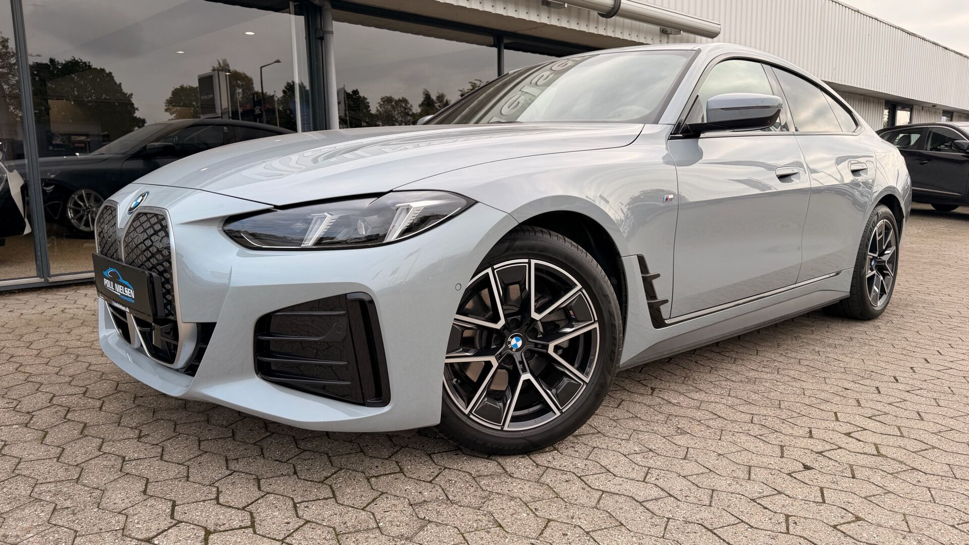 Grå BMW i4 fra 2025