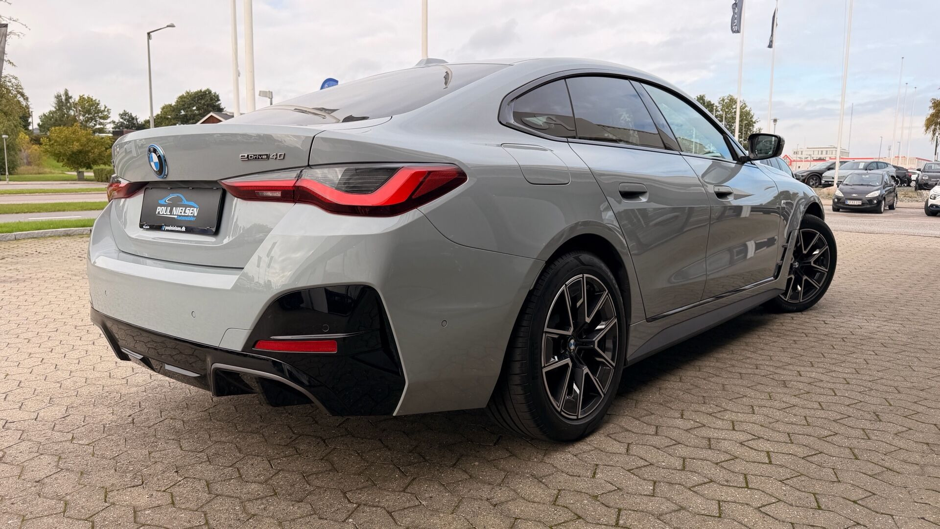 Grå BMW i4 fra 2025