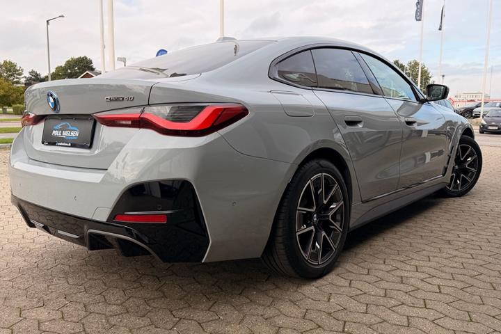Grå BMW i4 fra 2025