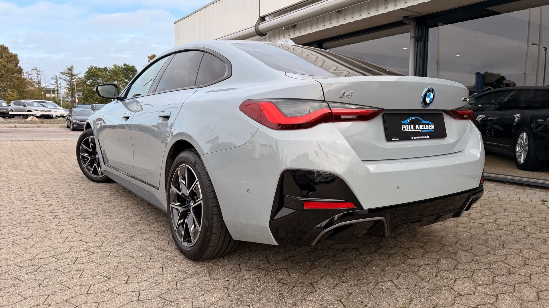 Grå BMW i4 fra 2025