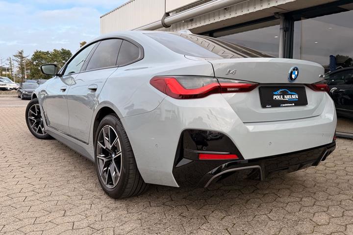 Grå BMW i4 fra 2025