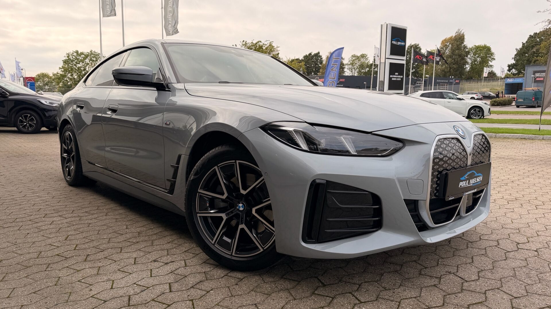 Grå BMW i4 fra 2025