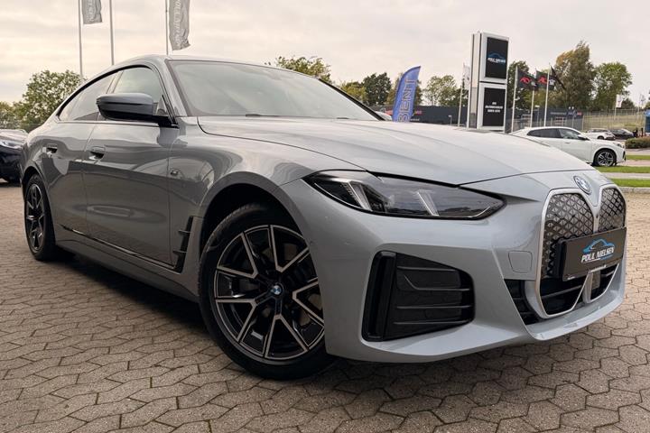 Grå BMW i4 fra 2025