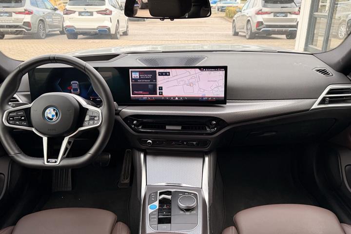 Grå BMW i4 fra 2025