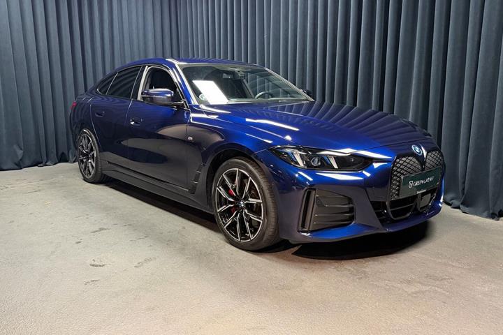 Blå BMW i4 fra 2024