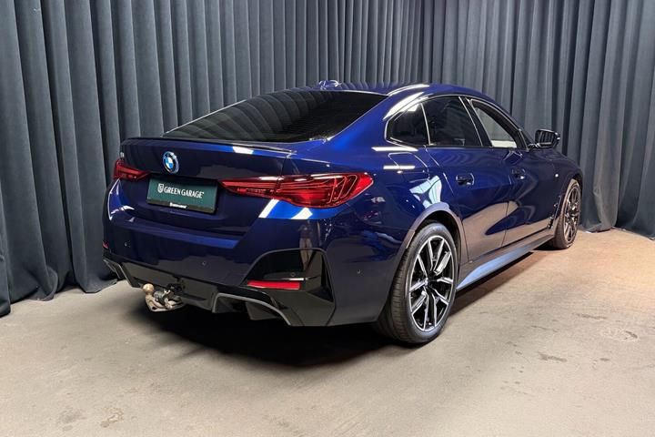 Blå BMW i4 fra 2024