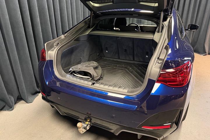 Blå BMW i4 fra 2024